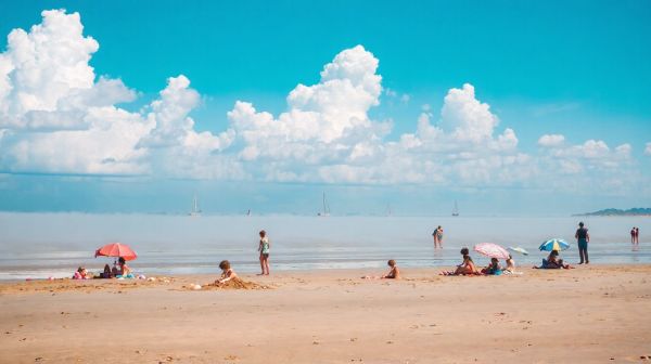 Explorez Agon-Coutainville : loisirs en bord de mer pour familles